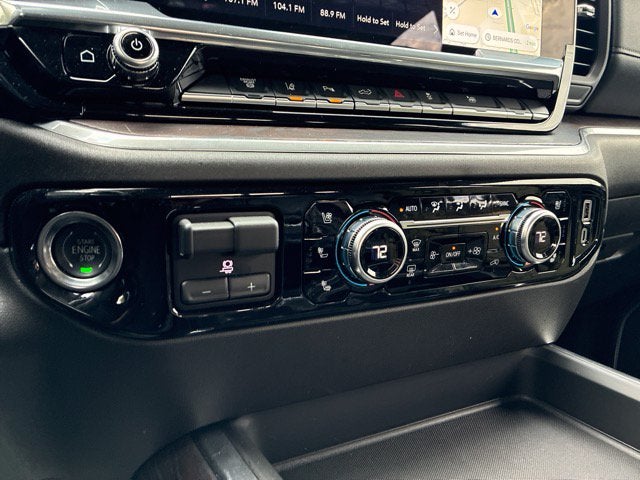 2025 GMC Sierra 2500HD SLT Crew Cab Pickup Slide 30