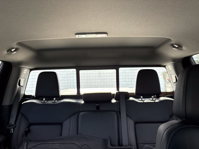 2025 GMC Sierra 2500HD SLT Crew Cab Pickup Slide 32