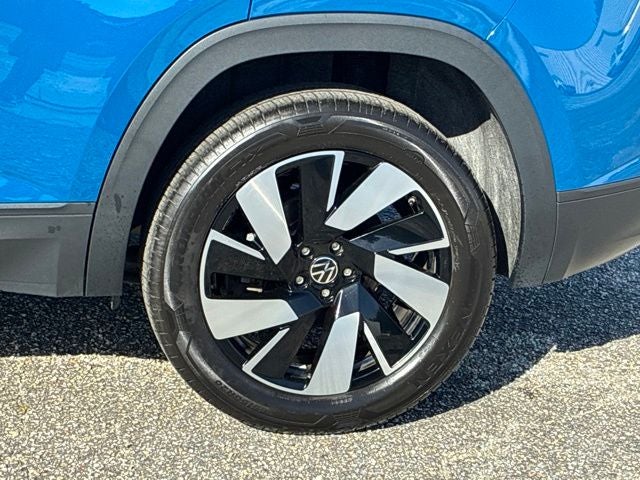 2025 Volkswagen Atlas Cross Sport 2.0T SE W/TECHNOLOGY SUV Slide 10