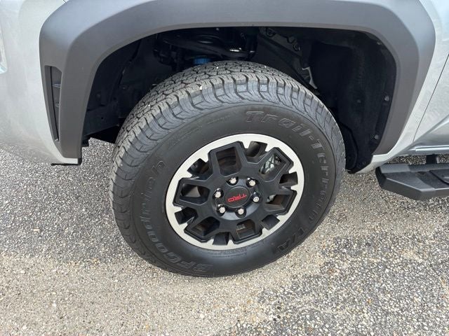2025 Toyota Tacoma TRD OFF-ROAD Crew Cab Pickup Slide 9