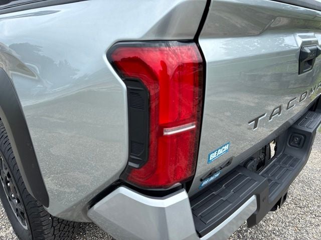 2025 Toyota Tacoma TRD OFF-ROAD Crew Cab Pickup Slide 11