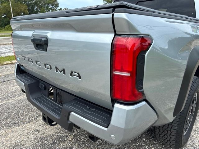 2025 Toyota Tacoma TRD OFF-ROAD Crew Cab Pickup Slide 12