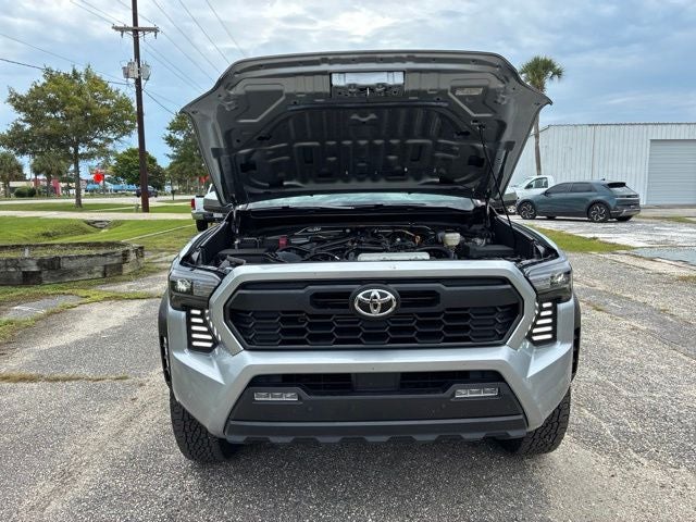 2025 Toyota Tacoma TRD OFF-ROAD Crew Cab Pickup Slide 18