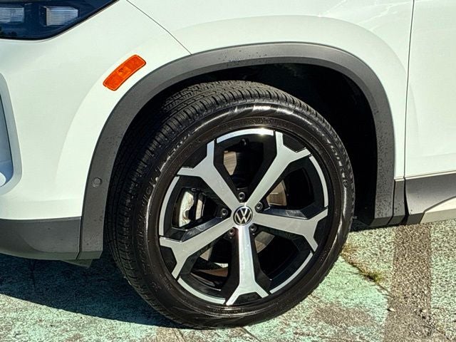 2025 Volkswagen Tiguan 2.0T SE SUV Slide 9
