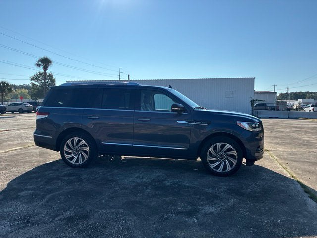 2023 Lincoln Navigator RESERVE SUV Slide 0