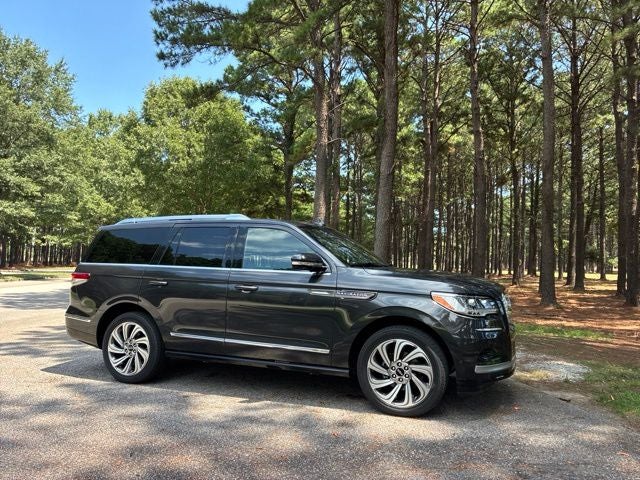 2023 Lincoln Navigator RESERVE SUV Slide 0