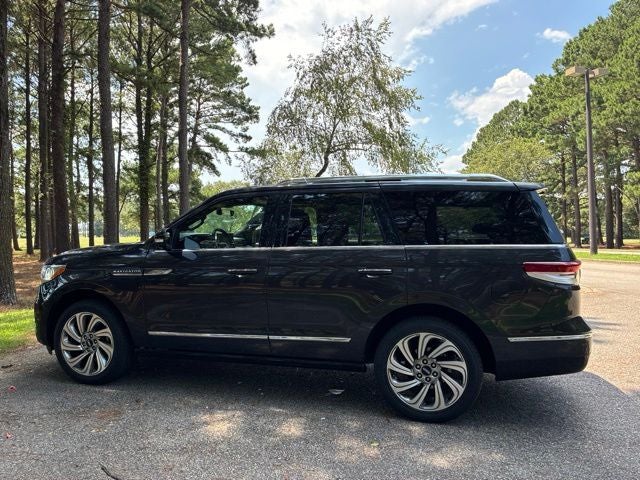 2023 Lincoln Navigator RESERVE SUV Slide 4