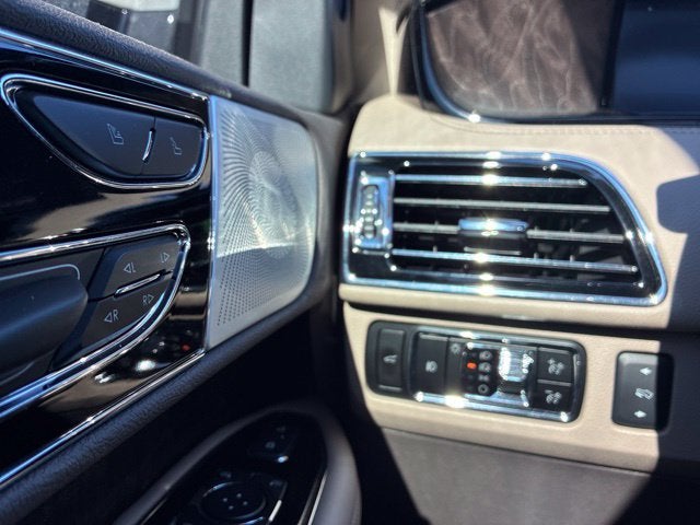 2024 Lincoln Navigator RESERVE SUV Slide 25