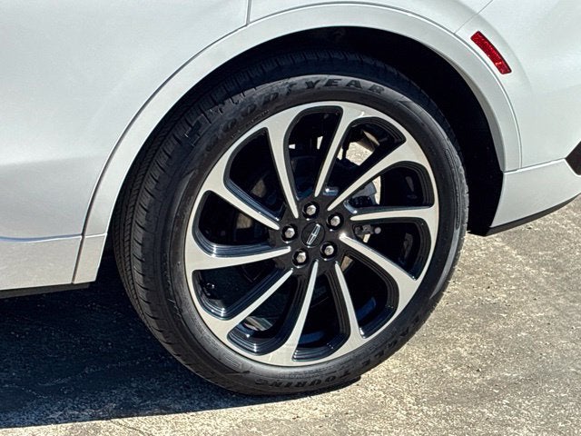 2026 Lincoln Nautilus BLACK LABEL SUV Slide 10