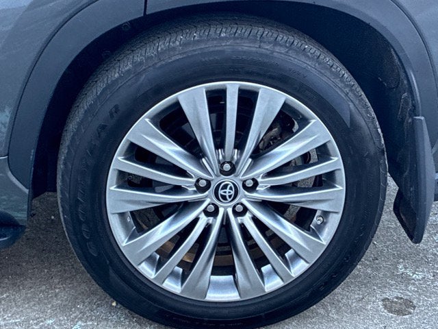 2023 Toyota Highlander PLATINUM SUV Slide 9