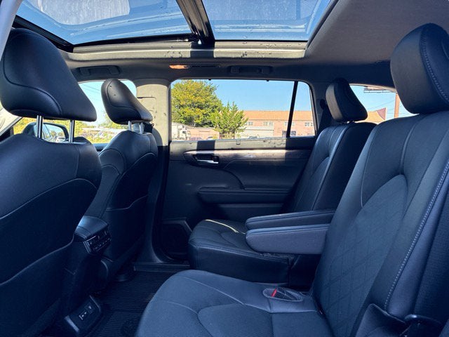 2023 Toyota Highlander PLATINUM SUV Slide 20
