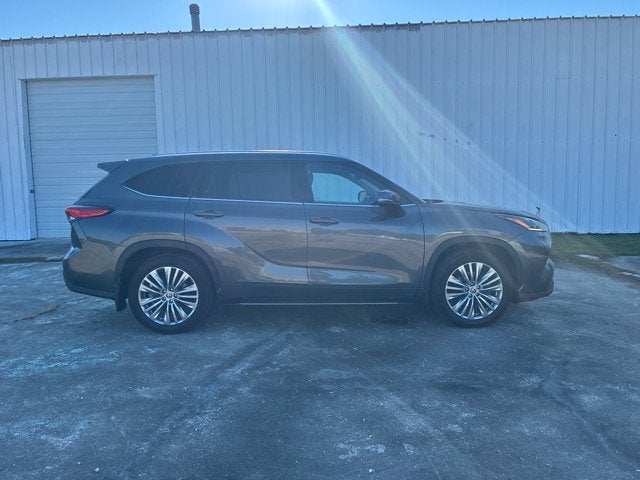 2023 Toyota Highlander PLATINUM SUV Slide 1