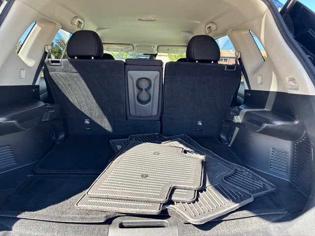 2019 Nissan Rogue SV SUV Slide 16