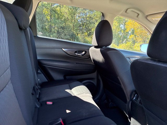 2019 Nissan Rogue SV SUV Slide 23