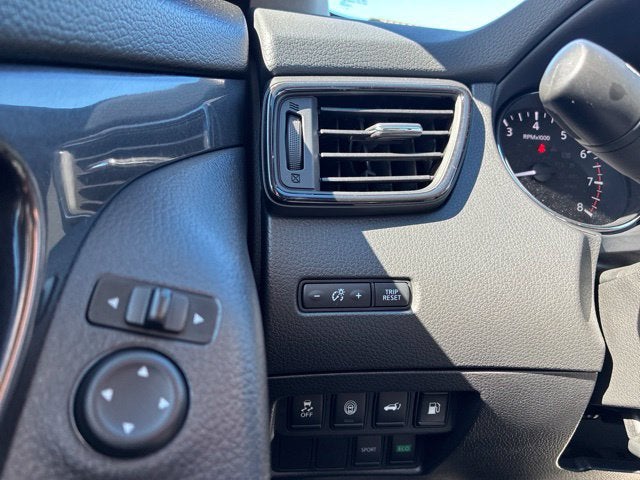 2019 Nissan Rogue SV SUV Slide 25
