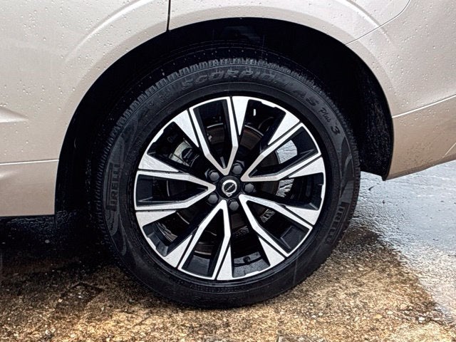 2024 Volvo XC60 B5 CORE SUV Slide 10