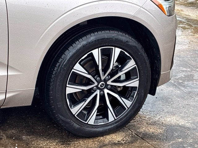 2024 Volvo XC60 B5 CORE SUV Slide 14