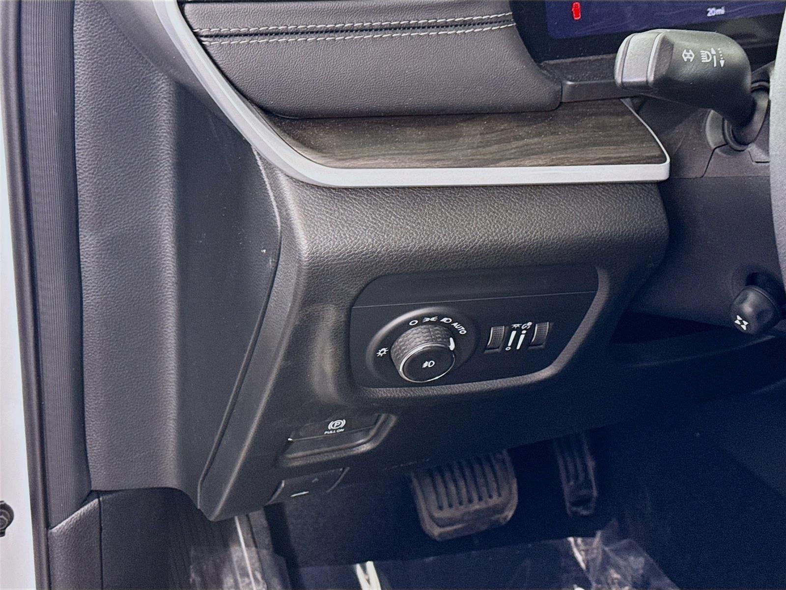 View vehicle photo 4