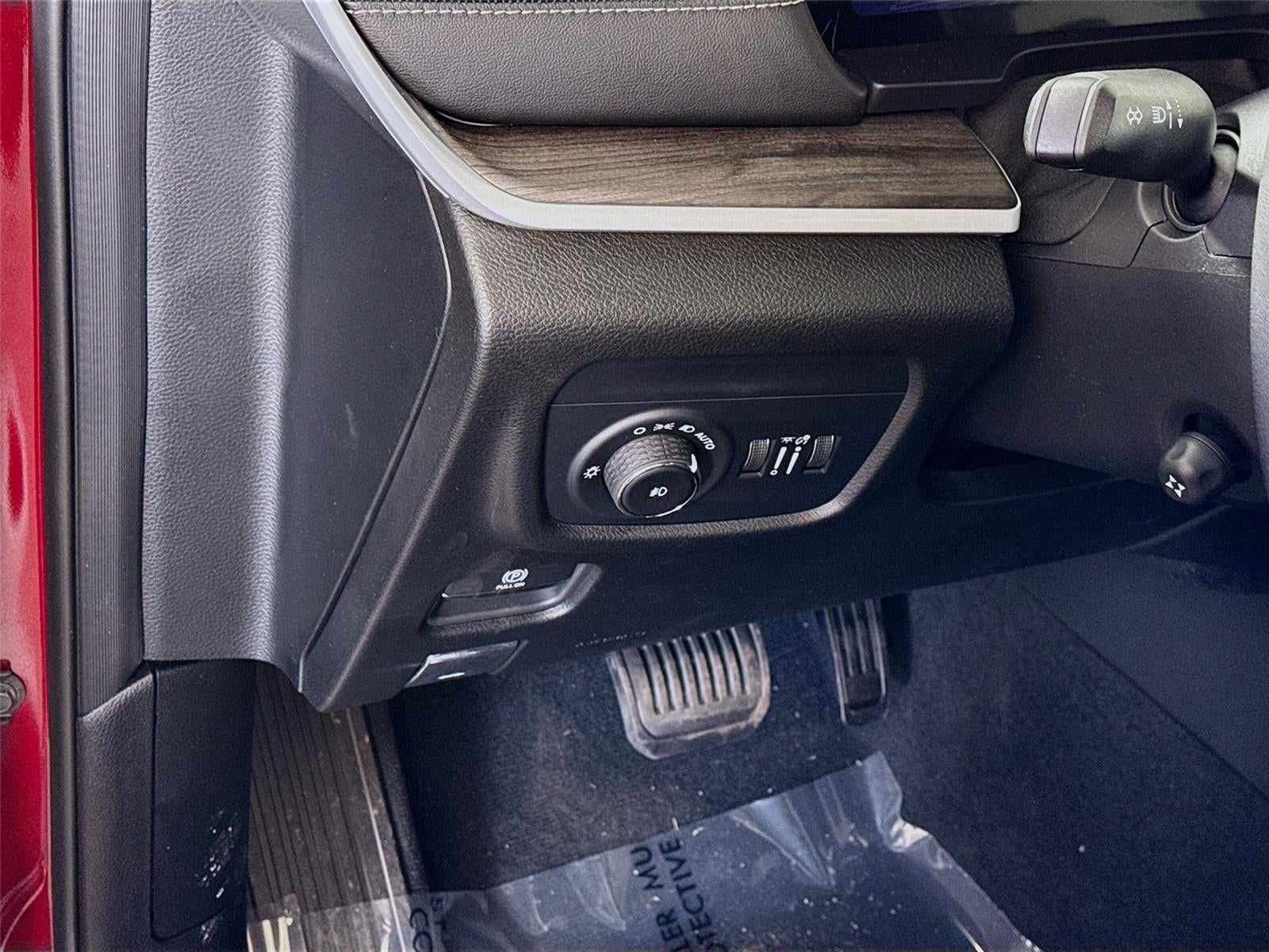 View vehicle photo 4