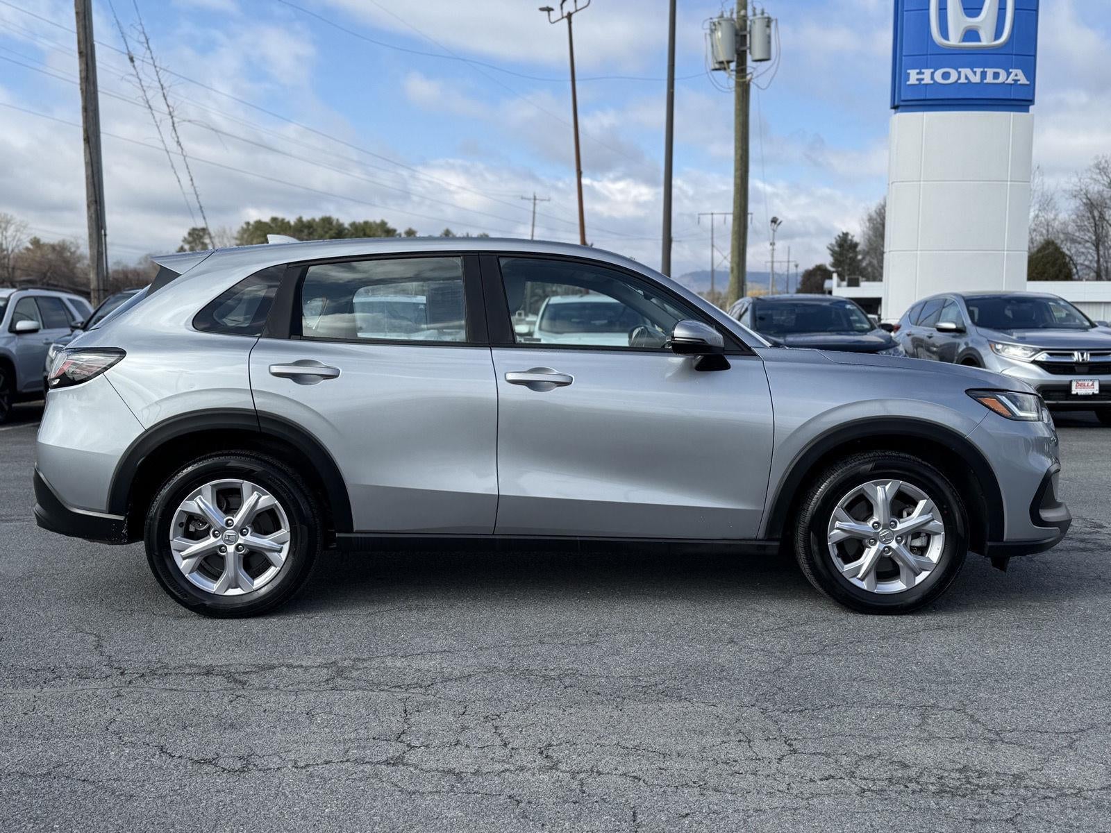 View vehicle photo 4