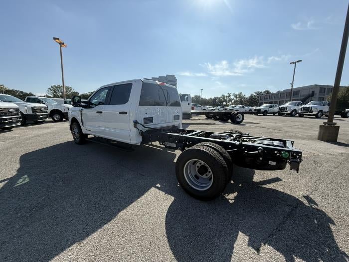 2026 Ford F-350 Crew Cab DRW 4x2 Cab Chassis for sale #1975740 - photo 2