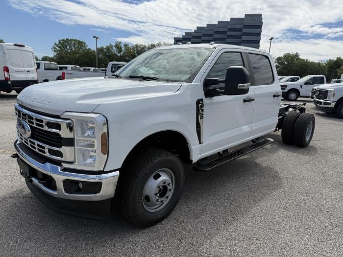 2026 Ford F-350 Crew Cab DRW 4WD Cab Chassis for sale #1988614 - photo 1