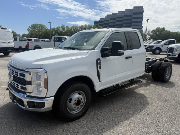 2026 Ford F-350 Super Cab DRW 4x2 Cab Chassis for sale #1985152 - photo 2