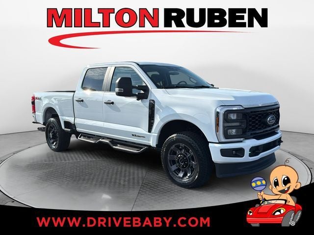 Oxford White 2025 Ford F-250 Super Duty Pickup Truck Four-Wheel Drive Automatic