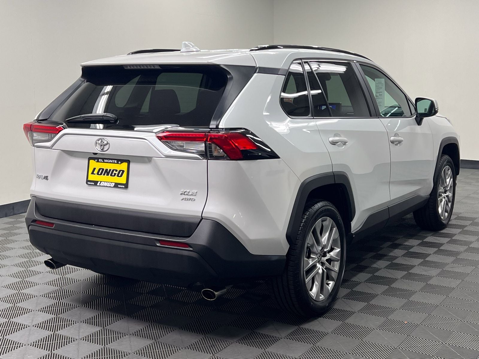 View vehicle photo 6