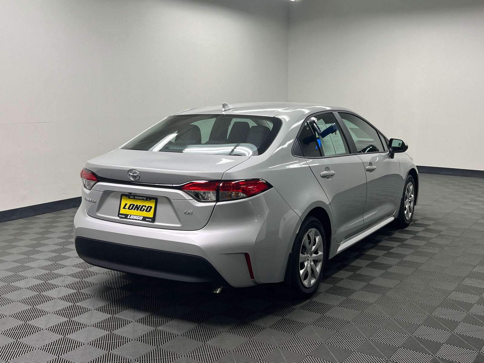 View vehicle photo 6