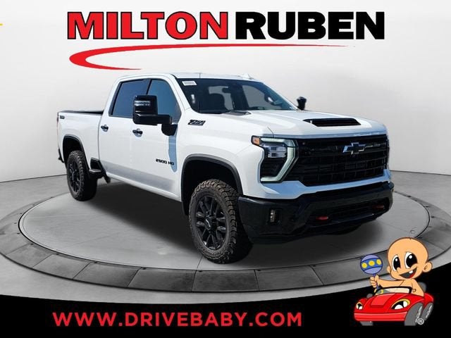 Summit White 2026 Chevrolet Silverado 2500HD Pickup Truck Four-Wheel Drive Automatic