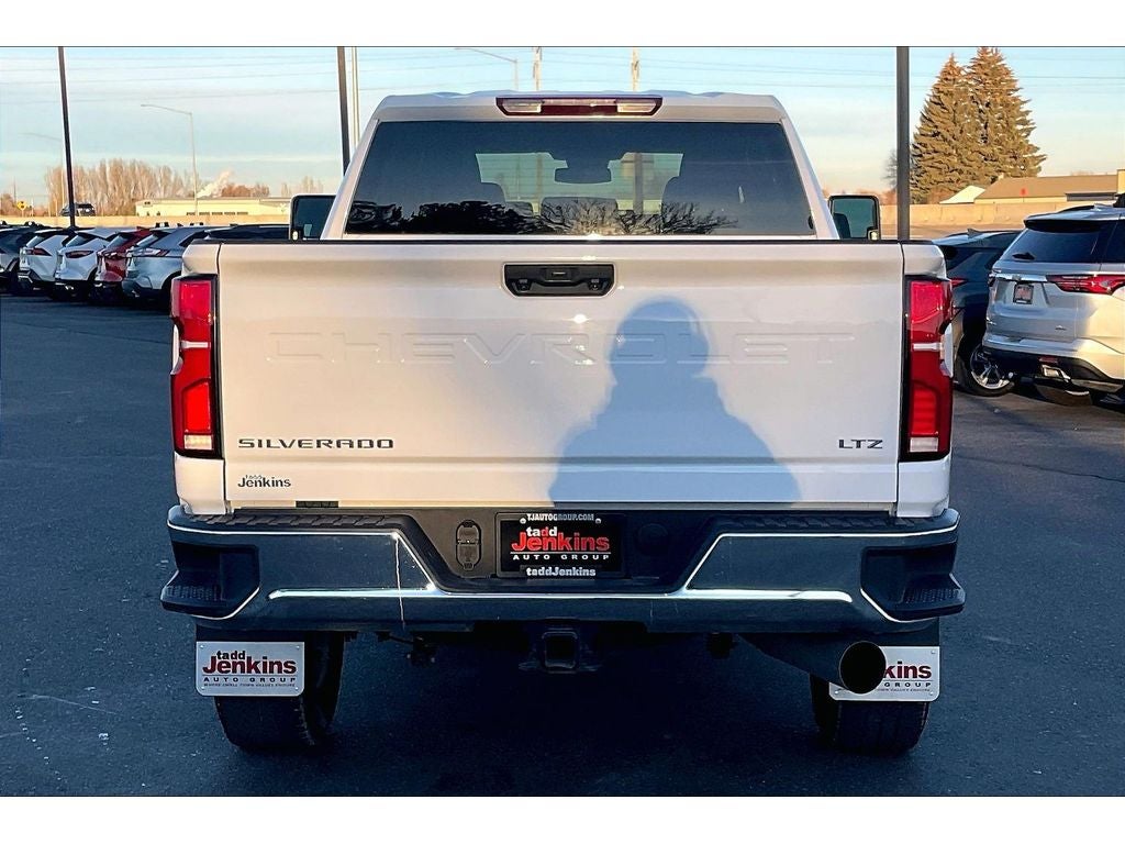 View vehicle photo 4