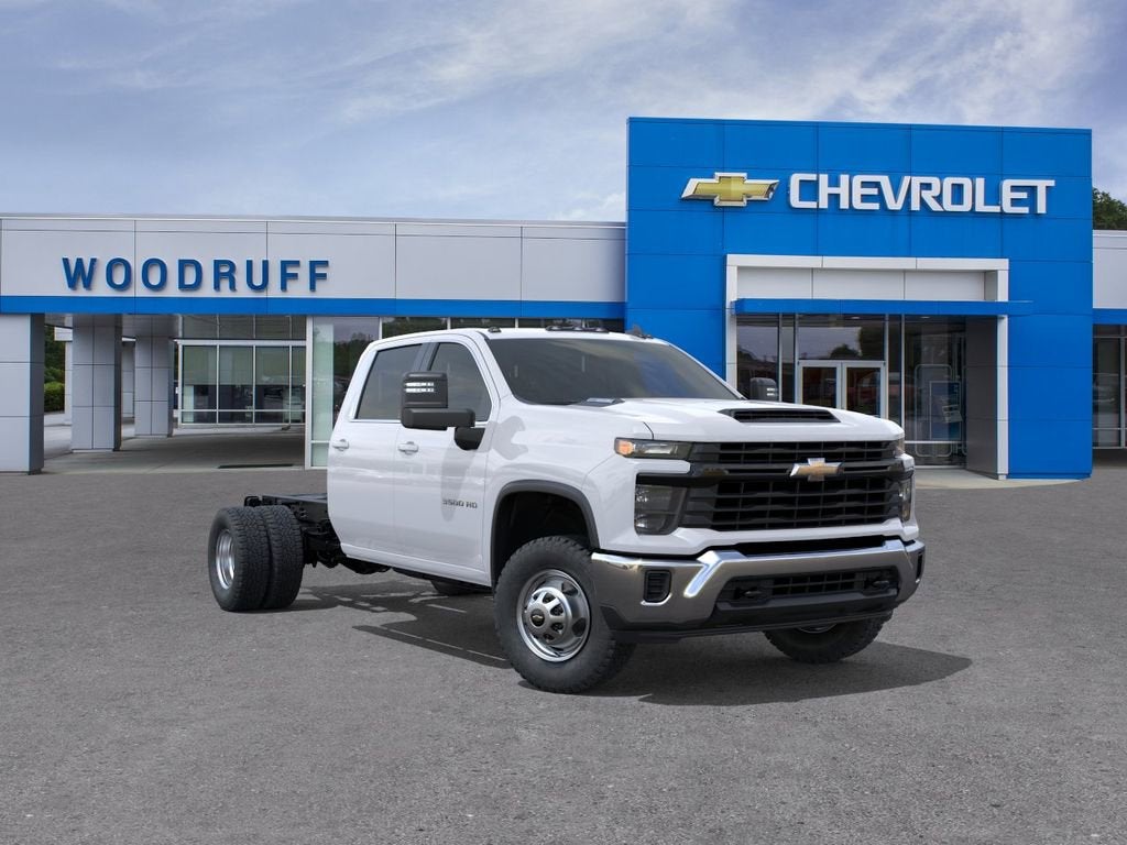 Summit White 2026 Chevrolet Silverado 3500HD Chassis Work Truck Crew Cab 4WD Pickup Truck Four-Wheel Drive Automatic