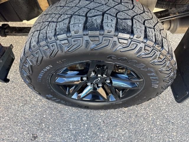 View vehicle photo 4