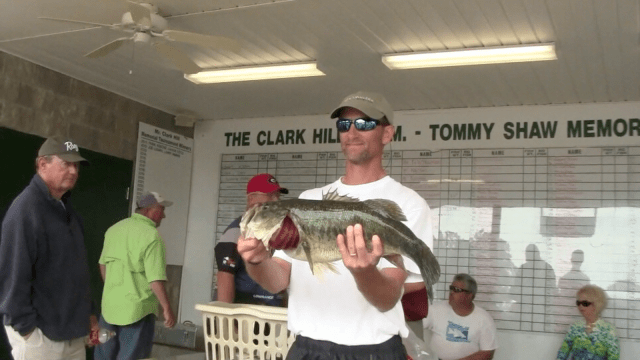 The winner for the Big Fish cometition ended up being boat 26, Marvin Emis and Chris Rose with a single bass weighing in at 7.1 lbs!
