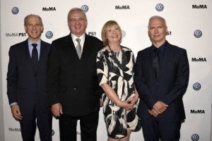 Glenn Lowry (American art historian and director of the Museum of Modern Art (MoMA) in New York City) , Prof. Dr. Martin Winterkorn, Wendy Woon (Education Director of The Museum of Modern Art, New York) , Klaus Biesenbach (Director, MoMA PS1 &amp; Chief Curator at Large, The Museum of Modern Art, New York)(Vorstandsvorsitzender der Volkswagen AG) im Sculpture Garden des MoMA Gala Abend zugunsten des MoMa PS1 im Museum of Modern Art in New York am 25.06.2015 (c.)Volkswagen