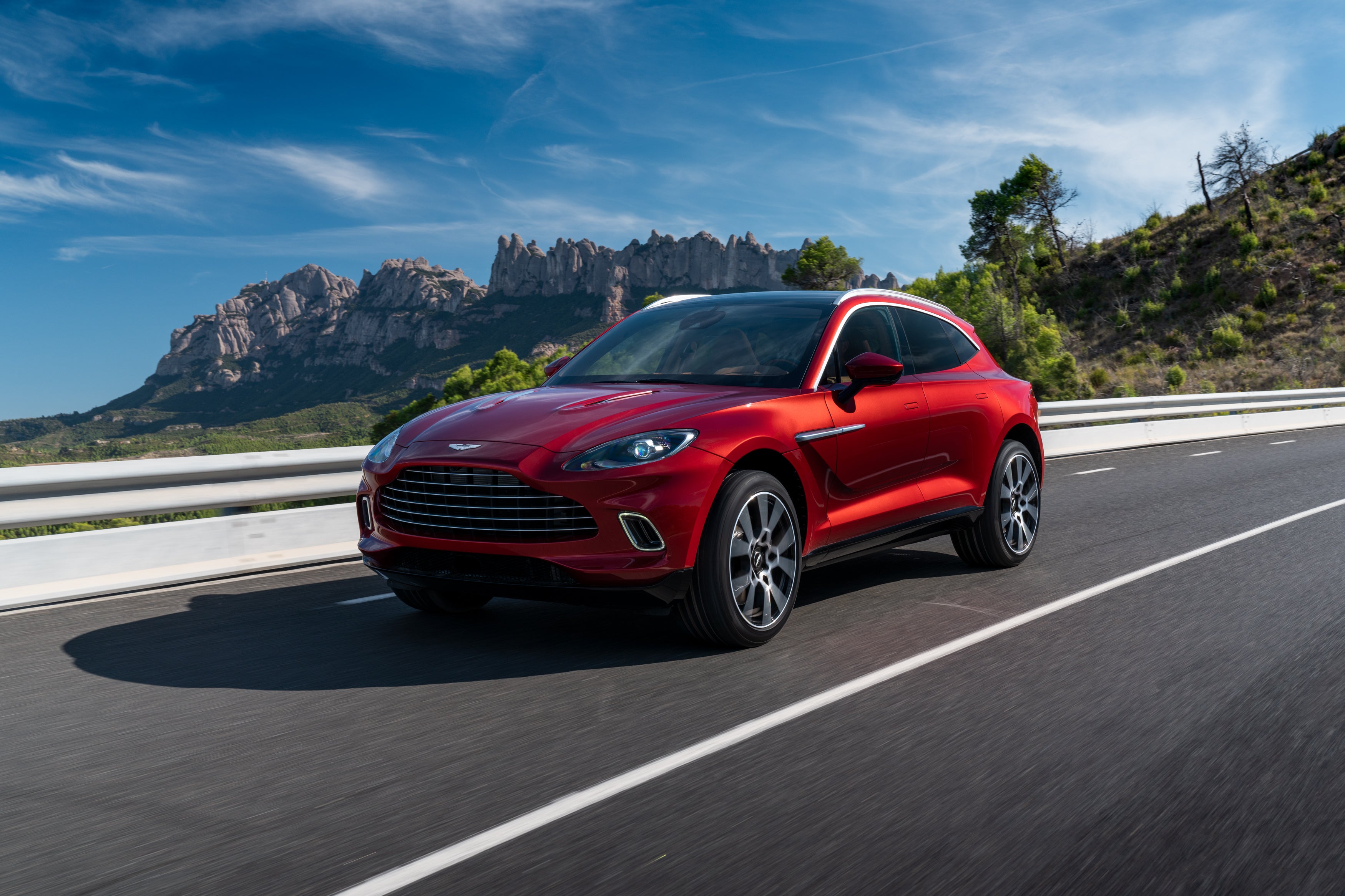 Aston_Martin_DBX19-jpg