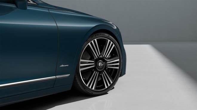 Flying Spur Azure 22-inch Black and Machined wheel