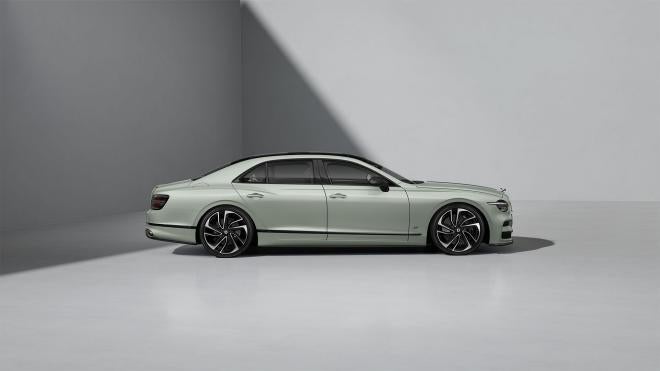 Side profile of the Bentley Flying Spur S in Opalite