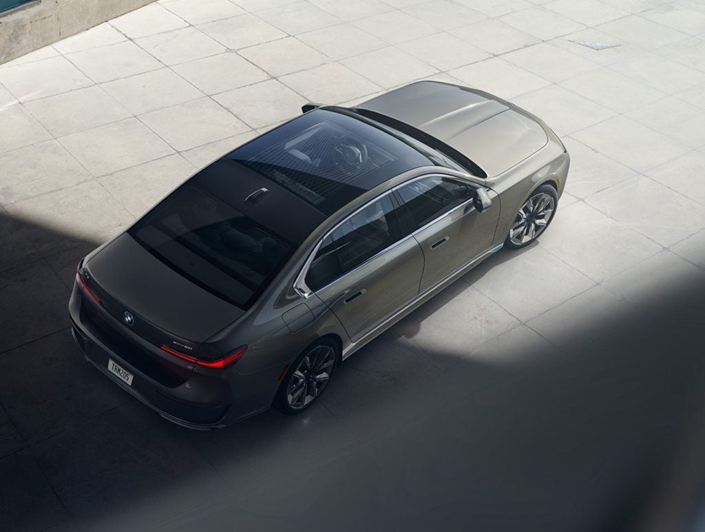 BMW i7 up side view