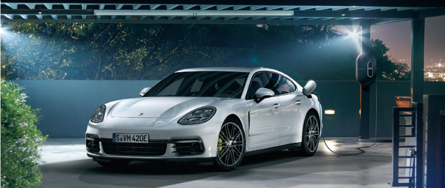 Panamera E-Hybrid Front Side at night, charging