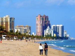 Beach and ocean in Fort Lauderdale - Gunther Kia