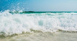Ocean wave rolling in to the beach | Gunther Kia