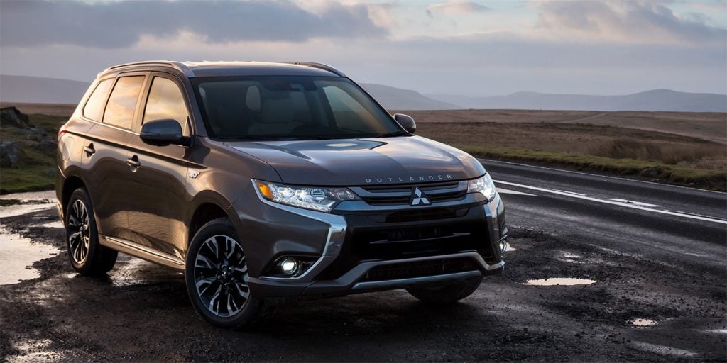 2018-Mitsubishi-OutlanderPHEV-Gallery-3QuartersCar-d