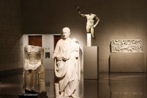 statue