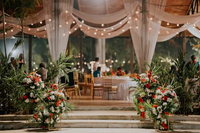 A room filled with lots of tables covered with white drapes