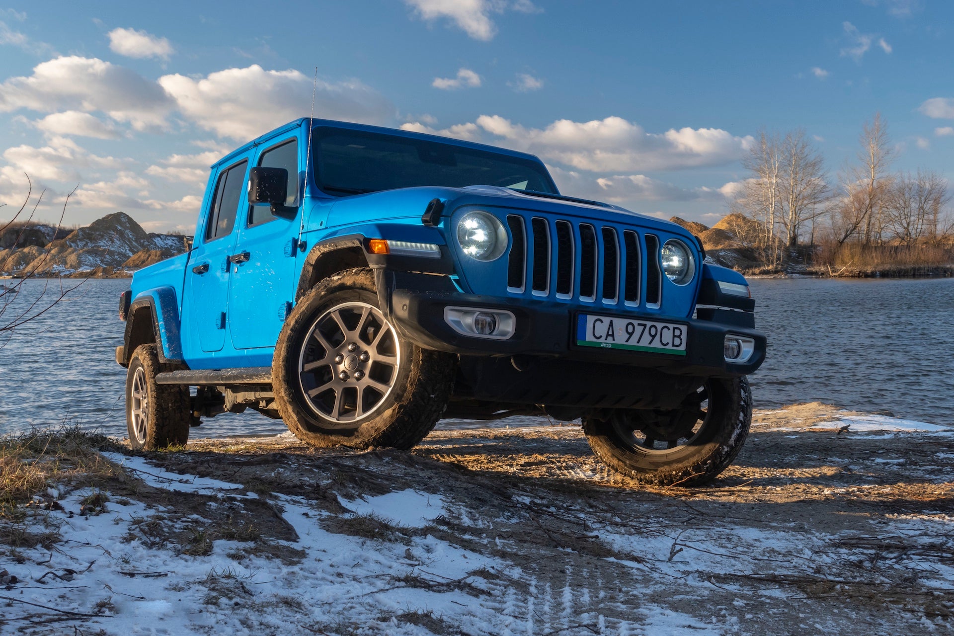 Jeep Gladiator parked next to the lake. The Gladiator is the longest vehicle in Jeep offer.
