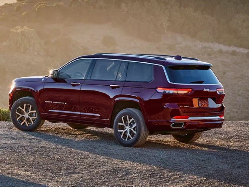 Exploring the 2024 Jeep Grand Cherokee Overland 4x4 Near McPherson, KS