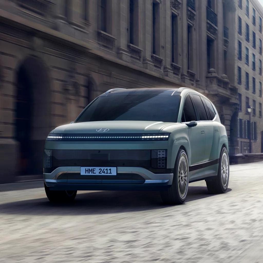 Three quarter view of IONIQ 9 in city