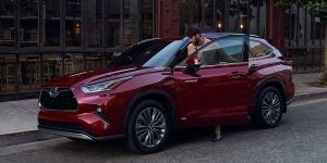 The stunning 2020 Toyota Higlander Hybrid parked on a downtown street.